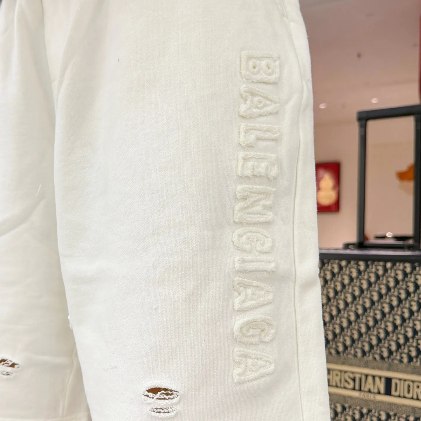 Balenciaga's three-standard complete 2026 summer New Arrival men's casual shorts, advanced custom-made Breathable fabric, Breathable fabric, extremely stretchy and comfortable, impeccable details, top-grade accessories, original logo design concept, delicate and soft feel! The upper body fit is awesome! Size: M-XXXL Please state your height and weight when ordering